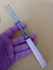 Furculita metal cu maner de fildes sau os, veche