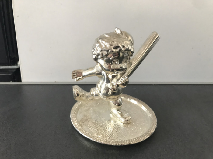Superba figurină argintata,,jucător de baseball&rdquo;,vechi,de colecție.