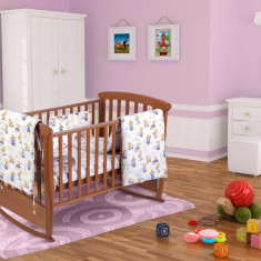 Set patut bebe, Somnart, cearceaf cu elastic pentru saltea 60x120x10, pernuta 37×55, pilota 100×105, aparatori 180x45, model Ursuleti Relax KipRoom