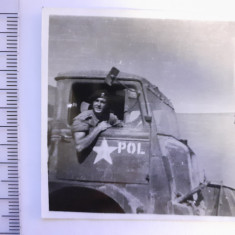 Fotografie cu militar în camion militar