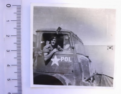 Fotografie cu militar &amp;icirc;n camion militar foto