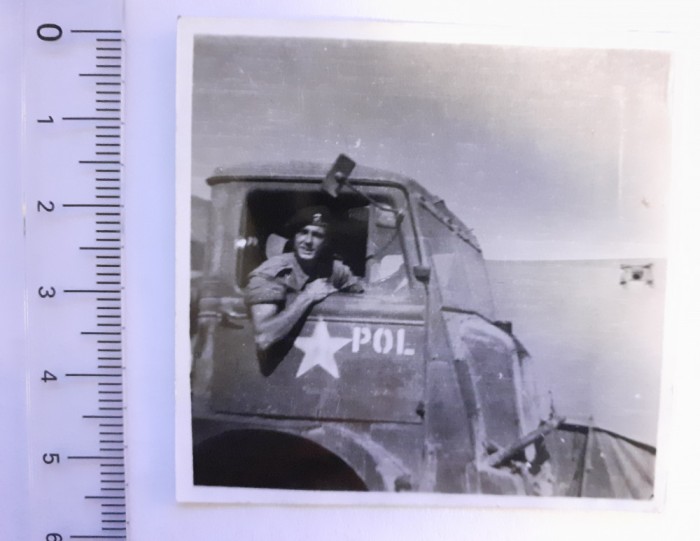 Fotografie cu militar &icirc;n camion militar