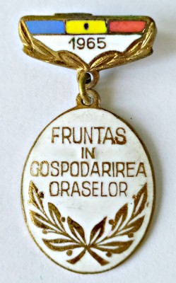 INSIGNA FRUNTAS IN GOSPODARIREA ORASULUI 1965 foto