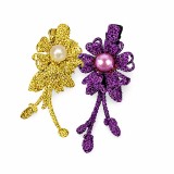 Cumpara ieftin Set 2 agrafe de par aurie si mov 5 x 2 cm, model floral metalizat, accesorii decorative pentru par, fixare sigura