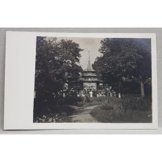 FOTOGRAFIE DE GRUP IN FATA UNUI PAVILION , IN PARC , FOTOGRAFIE TIP CARTE POSTALA , MONOCROMA, NECIRCULATA , PERIOADA INTERBELICA