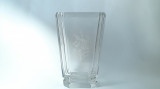 E Vaza de sticla veche de cristal slefuit manual Kosta Boda 1948, monograma