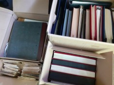 Cutii cu materiale filatelice diverse, timbre in clasoare, albume
