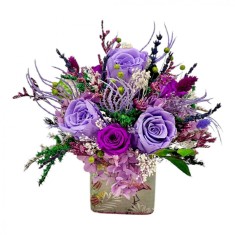 Aranjament floral mov, cu trandafiri criogenati, hortensii stabilizate si detalii atent lucrate , rafinament ce dureaza ani!