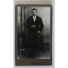 FOTOGRAFIE C.D.V., STUDIO RUD. SCHROTTER , MULHDORF AM INN , TANAR IN COSTUM , CU TIGARA , CCA. 1900