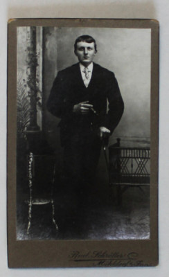 FOTOGRAFIE C.D.V., STUDIO RUD. SCHROTTER , MULHDORF AM INN , TANAR IN COSTUM , CU TIGARA , CCA. 1900 foto
