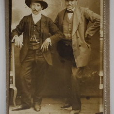 DOI DOMNI CU COSTUM SI PALARIE , FOTOGRAFIE C.D.V., CCA. 1900