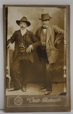 DOI DOMNI CU COSTUM SI PALARIE , FOTOGRAFIE C.D.V., CCA. 1900 foto