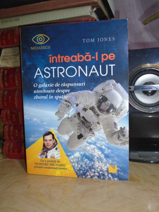 TOM JONES - INTREABA-L PE ASTRONAUT : RASPUNSURI DESPRE ZBORUL IN SPATIU ,2017 #