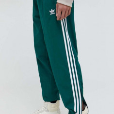 adidas Originals pantaloni de trening Adicolor Woven Firebird Track top culoarea verde, cu imprimeu, IT2497