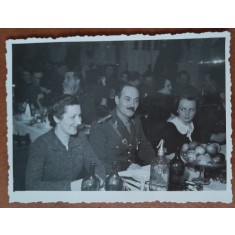 Fotografie, locitenent colonel la o masa festiva cu alti militari si familiile, perioada celui de-al doile arazboi mondial