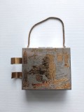 # Compact vintage suvenir New York, carcasă metalică cu relief harta statului New York și repere iconice, anii 1950&ndash;60, mini trusă portabilă tip purse