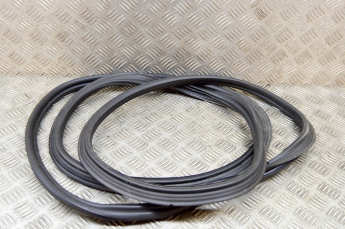 Garnitura de cauciuc haion PORSCHE MACAN DKN 2019 OEM: 95B827705,95B827705K,95B.827.705.K,95B.827.705 17261042