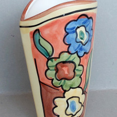Vaza ceramica groasa, lucrata si pictata manual, motiv floral, forma asimetrica