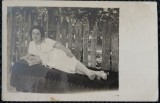 Fotografie tip Carte postala, Tanara intinsa pe divan, perioada interbelica