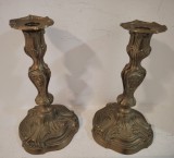 Superb set de 2 sfeșnice antice din bronz masiv in stilul francez Louis,piese cu o lucrătură de o foarte mare finețe