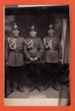 AMS @ - FOTO INTERBELICA, 3 SERGENTI POLITIE PERIOADA CAROL II, IN TINUTA DE PARADA, MILITARI