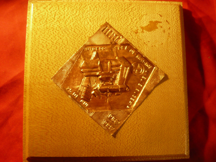 Placheta Uzina de Masini Unelte Suceava 1962-1982 ,metal si lemn ,l=6,5cm