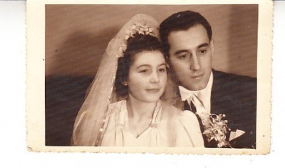 M1 F43 - FOTO - fotografie foarte veche - miri fericiti - 1947 foto