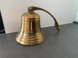 Imens clopot din alamă aurită veche,masiv ,c&acirc;ntărește 1,5 kg,m&acirc;ner curbat cu 3 puncte de prindere at&acirc;t pentru interior și exterior,de colecție/decor.