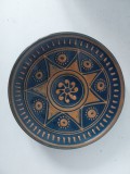 Farfurie decorativă ceramică vintage, stil boem / popular, glazura albastru &icirc;nchis și decor păm&acirc;ntiu, geometric, anii 1960&ndash;1970