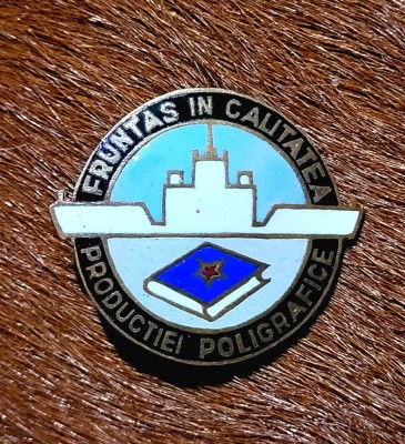 Insigna Fruntas In Calitatea Productiei Poligrafice RPR Rar foto