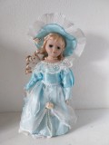 Papusa portelan, vintage, 30cm inaltime, cu suport de metal, in haine de epoca