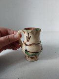 Mini cana ulcior ceramica Vama pictata manual 8cm, vas lut artizanat marcat baza CX 483, obiect colectie olarit traditional decor rustic vintage