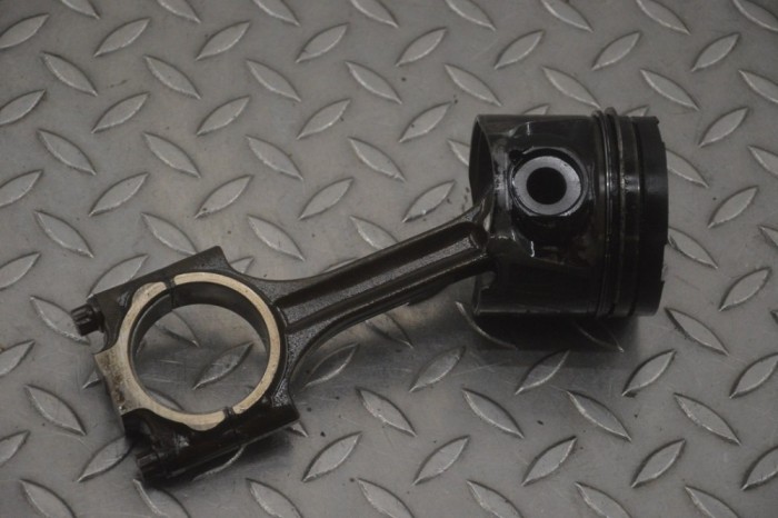 Piston VOLVO XC90 I 2008 23775408