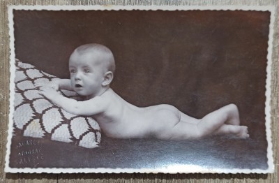 Copil pe paturica// J. Dadarlat Fotograf Saliste, tip CP foto