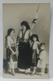 MAMA CU TREI COPII , IN COSTUME POPULARE , CU FURCA DE TORS , FOTOGRAFIE FORMAT CARTE POSTALA , PERIOADA INTERBELICA