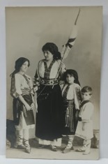 MAMA CU TREI COPII , IN COSTUME POPULARE , CU FURCA DE TORS , FOTOGRAFIE FORMAT CARTE POSTALA , PERIOADA INTERBELICA