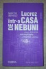 Martin Wehrle - Lucrez &icirc;ntr-o casa de nebuni (Despre aşa-zisa normalitate a muncii la birou)