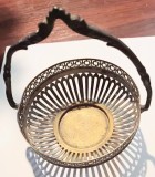 Cumpara ieftin Cosulet cos superb vechi din alama argintata traforata / lipsa sticla &amp; toarta nu e originala / D baza: 4 cm D sus: 10 cm H: 14 cm 130 g/ fara marcaje