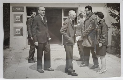 ION JALEA SI ION IRIMESCU DISCUTAND CU TINERII ARTISTI , SALONUL DE PRIMAVARA , BUCURESTI , 1967 foto