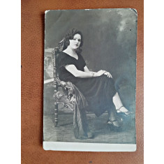 Fotografie tip carte postala, tanara pe scaun, inceput de secol XX