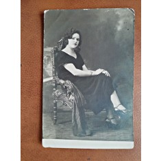 Fotografie tip carte postala, tanara pe scaun, inceput de secol XX