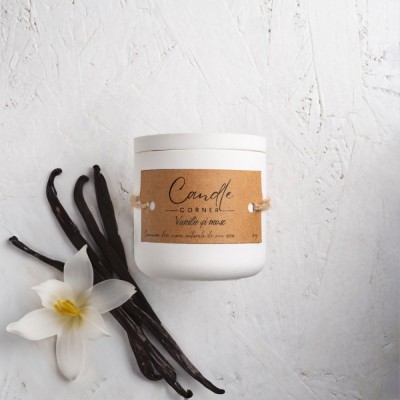 Lumanare handmade din ceara naturala de soia 100%, aroma Vanilie si mosc, Recipient ceramic alb, 150 g foto