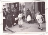 5222 - BUCURESTI, copii dansand in fata Biroului de Voiaj (18/13 cm) Press PHOTO, Romania 1900 - 1950, Sepia, Etnografie