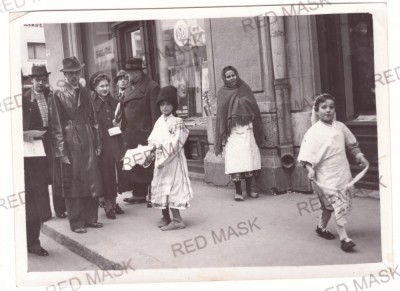 5222 - BUCURESTI, copii dansand in fata Biroului de Voiaj (18/13 cm) Press PHOTO foto