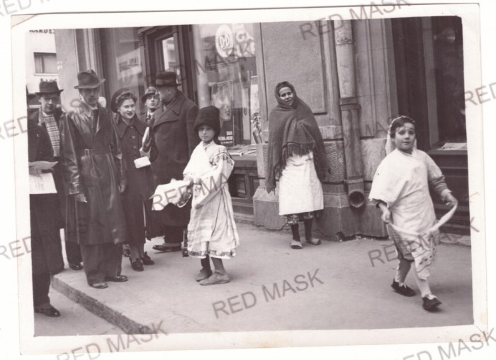 5222 - BUCURESTI, copii dansand in fata Biroului de Voiaj (18/13 cm) Press PHOTO