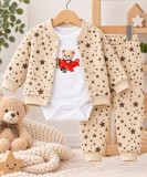 Cumpara ieftin Costum bebe băieți 3 piese bej cu imprimeu stelute și ursuleț din bumbac moale