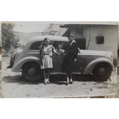 Fotografie, femeie cu doi copii langa un autoturism, 1938