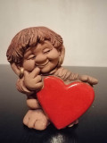 Figurina ceramica troll spiridus dracusor indragostit cu inimioara JIE Gantofta