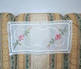 Napron/ Centru de masa Vintage din In cu broderie manuala -trandafiri roz si cu margine de dantela croset