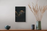 Tablou Canvas, "Lynx &icirc;n lumina misterioasă a pădurii", Felina, Privire, Pădure, Mister, Lumină, Curiozitate, 26 x 39 cm, CMCLASS